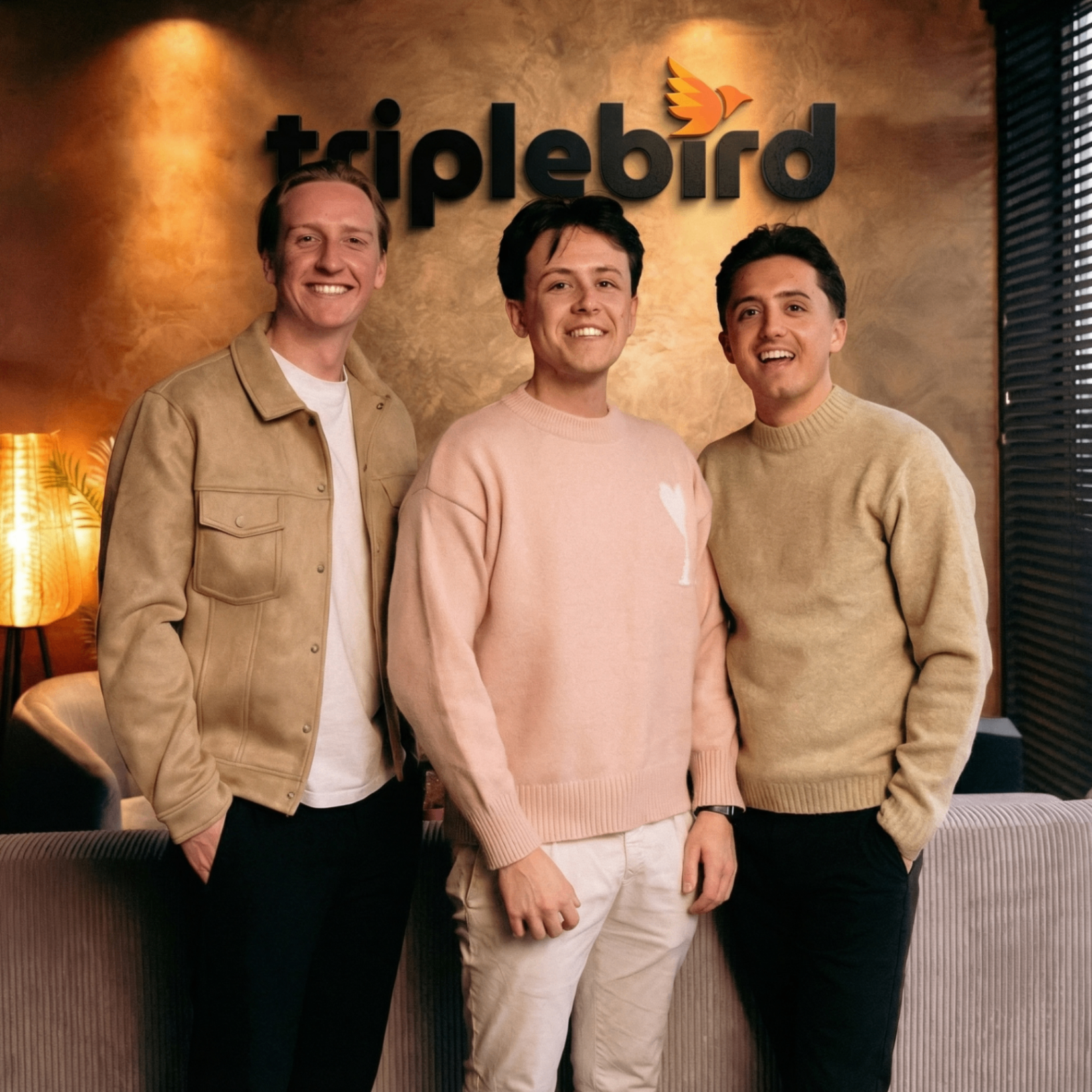 De drie oprichters van Triplebird staan samen in hun kantoor